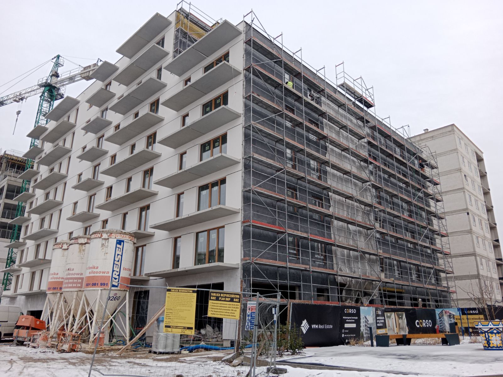 Na etapie 2A trwają prace instalacyjne, elewacyjne i tynkarskie w części A1